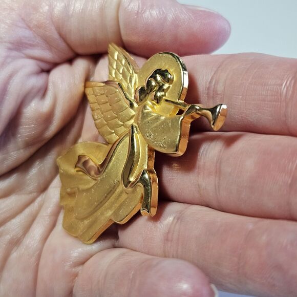 ***Final Sale*** Vintage Gold Tone Angel Brooch - Picture 2 of 9